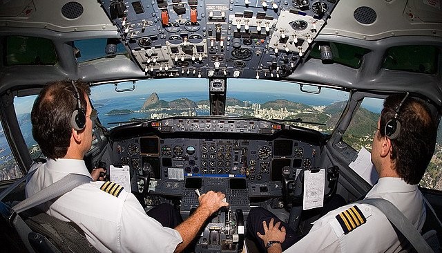 خلبان ها نباید موسیقی در طول پرواز گوش کنن